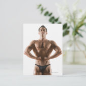 男性の体ビルダーの曲げポーズ ポストカード (スタンド正面)