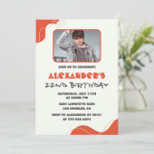 男性の写真付き22歳の誕生日招待状 現代的な赤 招待状 (スタンド正面)