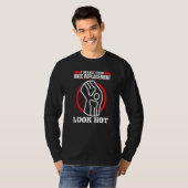 男性の膝置換手術 膝置換戦争 Tシャツ (正面フル)