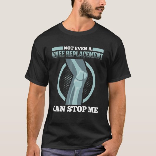 男性の膝置換手術 膝置換戦争 Tシャツ (正面)