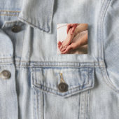 男性の足をマッサージしている人 缶バッジ (インサイチュ)