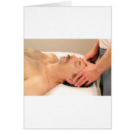 男性の顔をマッサージしている人