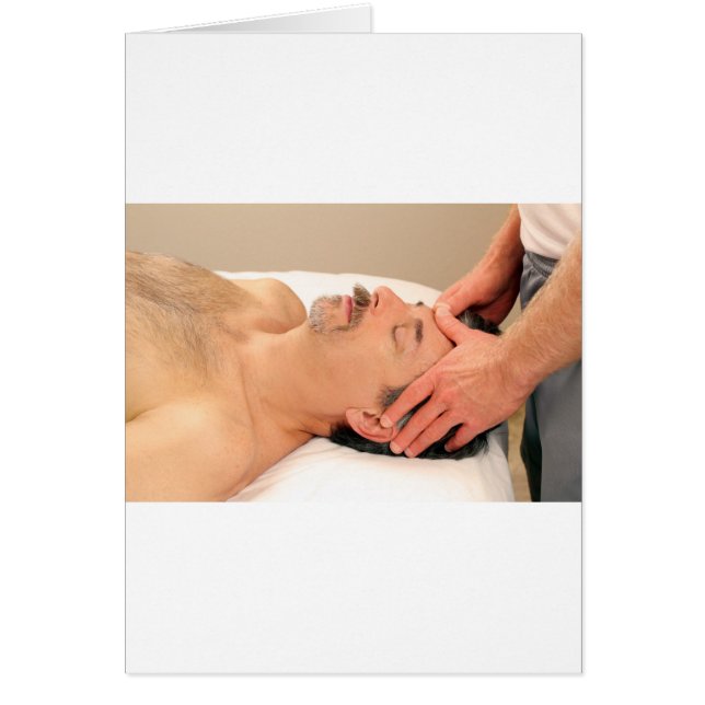 男性の顔をマッサージしている人 (正面)