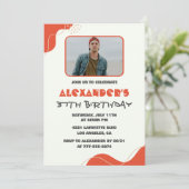 男性の37歳誕生日招待状 現代的な赤 招待状 (スタンド正面)