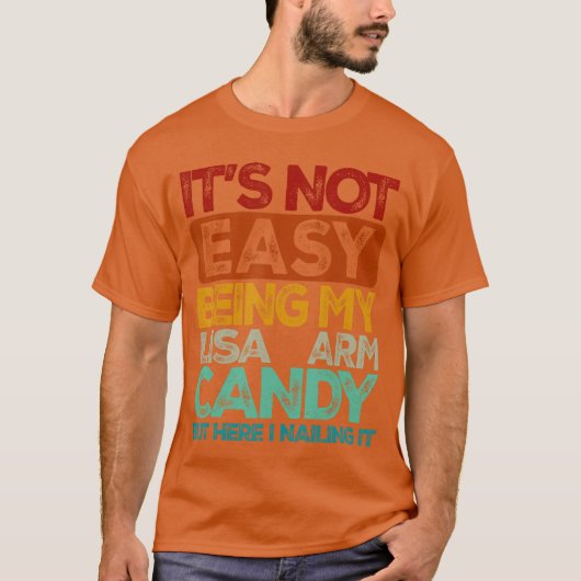 男性のLisa様の腕飾りでいるのは簡単じゃない Tシャツ (正面)