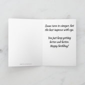 男性はワインのようなおもしろいヴィンテージ誕生日 カード (内部)