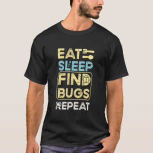 男性は食べる眠るバグを見つける繰り返す プログラマーデバッグ Tシャツ