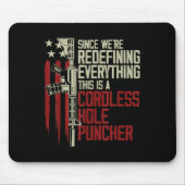 男性は、これがコードレスであるすべてを再定義していた マウスパッド (正面)