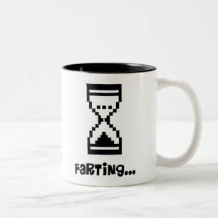 男性へ屁をするコンピュータ砂時計のTシャツ ツートーンマグカップ