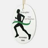 男性ハーフマラソンランナーグリーンリボンオーナメント セラミックオーナメント (左)