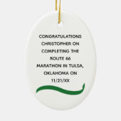 男性ハーフマラソンランナーグリーンリボンオーナメント セラミックオーナメント (裏面)