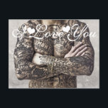 男性体タトゥーフォト愛するI ポストカード<br><div class="desc">男性の体の途中のセクションは、完全に彼の腕、胸、および腹の上に入れ墨を入れた。美しいタトゥーの写真。文字のファンシーことわざ「私はあなたを愛する」と白いハート。あなたの素晴らし人生の特別な人のために大事な行事と特にバレンタインのために。</div>