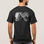 男性兵士なびく国旗デザインプリントTシャツ Tシャツ (裏面)