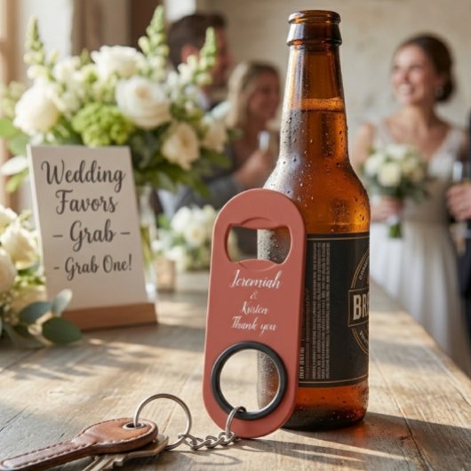 男性向けのオーダーメイド結婚式の引出物ギフト キーホルダー栓抜き