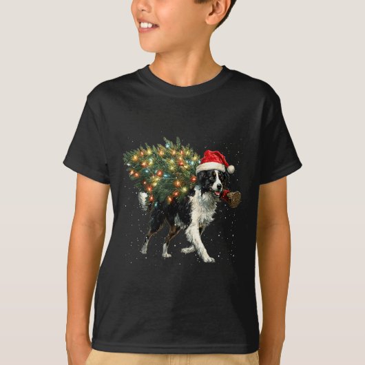 男性向けクリスマスツリーの中の可愛いボーダーコリー犬 Tシャツ (正面)