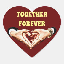 男性女性は手をハートの形のラブアートに結合