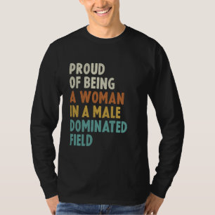 男性誇りを持った支配の分野の女性であること Tシャツ