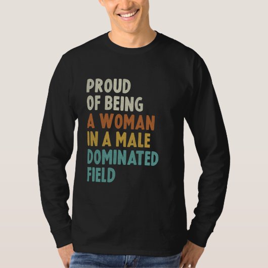 男性誇りを持った支配の分野の女性であること Tシャツ (正面)
