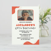 男性85歳の誕生日招待状 現代的な写真 赤 招待状 (スタンド正面)