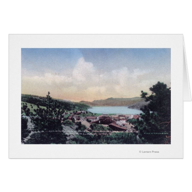 町とニューダーランド湖の空中表示 (正面横)