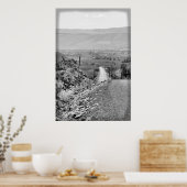 町に戻る未舗装の道路… ポスター (キッチン)