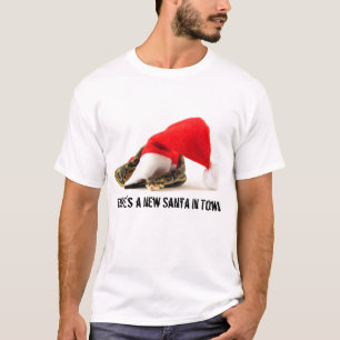 町に新しいサンタがあります Tシャツ