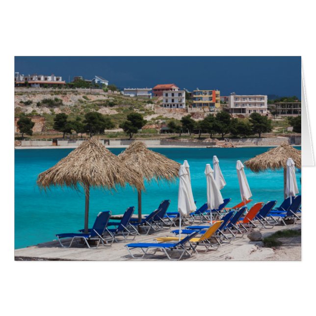 町のビーチフロント、クサミル (正面横)