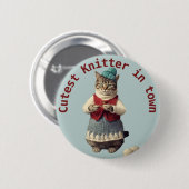 町の中で一番かわいいニット編み物猫のクロシェ愛好家 缶バッジ (正面&裏面)