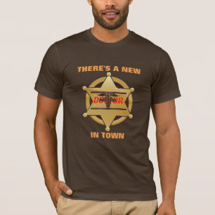 町の保安官medのしゃれのワイシャツに新しい医者があります tシャツ
