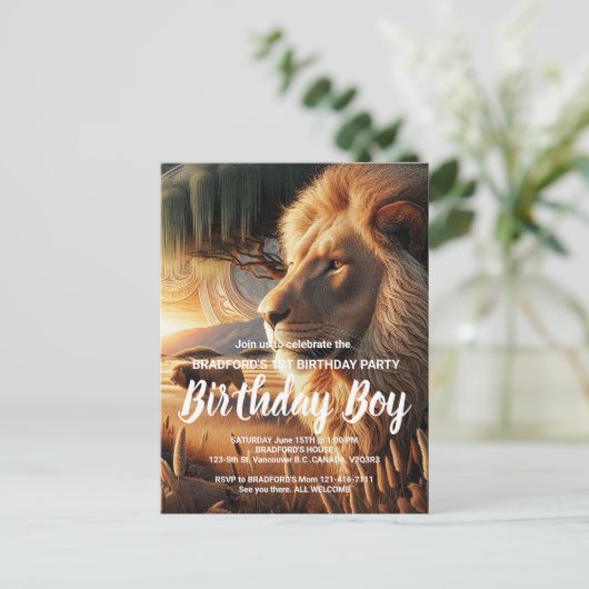 畏敬の念威厳のあるを持ってライオンをローミングする誕生日招待状 ポストカード (スタンド正面)