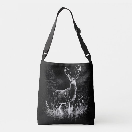 畑と木の自然で囲まれた〔雄ジカの〕枝角付き鹿 クロスボディバッグ (裏面)