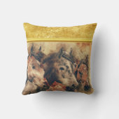 畑にランニングあるサラブレッド馬の馬 クッション (裏面)