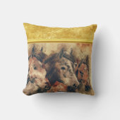 畑にランニングあるサラブレッド馬の馬 クッション (正面)