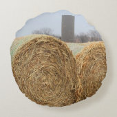 畑の大きな丸い干し草俵 ラウンドクッション (裏面)