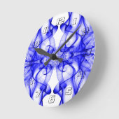 番号の付いた白の上に青い煙の羽毛 ラウンド壁時計 (傾斜)