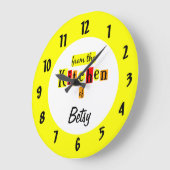 番号カスタムの付いたキッチンから黄色の ラージ壁時計 (傾斜)