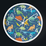 番号カラフル付き恐竜 壁時計<br><div class="desc">恐竜のシルエットパターン白い数字。ティラノサウルスレックス、タイタノサウルス、トリケラトゥップ、ラプター、アンキローサウルス、ディノ・バード、ステゴサウルス、アパトサウルス、プテラノドンなどの青い背景のカラフルパターン、緑、青、黄色、オレンジの恐竜。</div>