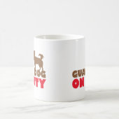 番犬の勤務中のチワワ コーヒーマグカップ (中央)