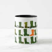 「異なった」緑およびオレンジブーツがあることを敢えてして下さい マグカップ (中央)