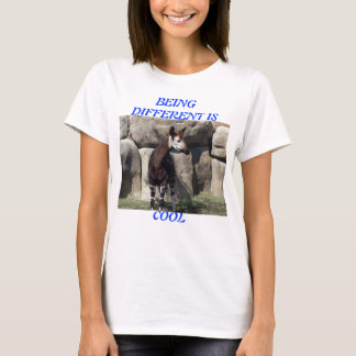 異なっているオカピはクールです Tシャツ