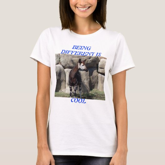 異なっているオカピはクールです Tシャツ (正面)