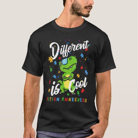 異なることはクール 自閉症啓発 恐竜 ティラノサウルス P Tシャツ (正面)