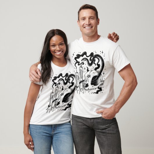 異教のスカルのヘビとキャンドル Tシャツ (ユニセックス)