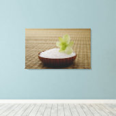 畳の上に花を乗せた丼 キャンバスプリント (インサイチュ (ウッドフロア))