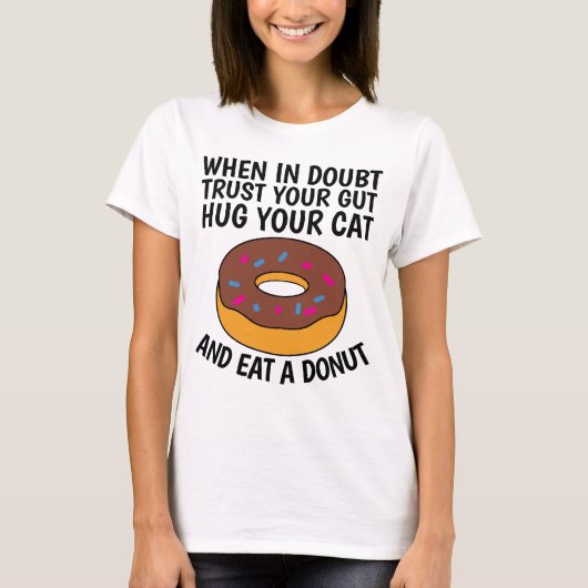 疑わしいときに猫とドーナツ食べTシャツを抱き締める Tシャツ (正面)