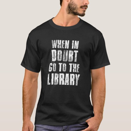 疑わしい場合は図書館に読者を呼ぶ Tシャツ (正面)