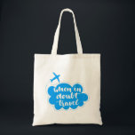 疑わしい場合Travel Cloud トートバッグ<br><div class="desc">疑わしい旅行の場合。飛行機やる気を起こさせるの青い雲の背景での引用文、ポスター用ブラシタイポグラフィ、tシャツまたはカード。ベクトル書道の芸術。 | Bigstock® - All Rights Reserved.</div>