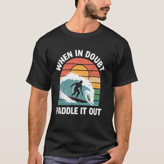 疑わしきはパドルアウト Funny サーフィン Tシャツ (正面)