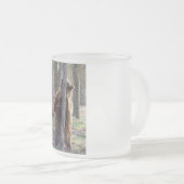 疥癬を傷付けている灰色グマ フロストグラスマグカップ (正面右)