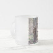 疥癬を傷付けている灰色グマ フロストグラスマグカップ (正面左)